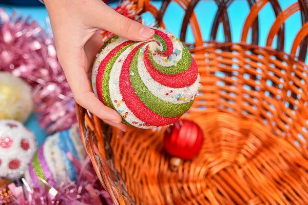 Burger Mit Dollars Liegt Auf Einem Teller Auf Blauem Holz — Stockfoto