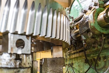 Petrol soğutmalı bir dişli kesme makinesinin dişini üretip keserek..