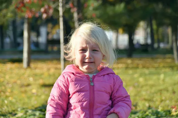 Une Fille Dans Une Veste Rose Pleure Marchant Dans Parc — Photo