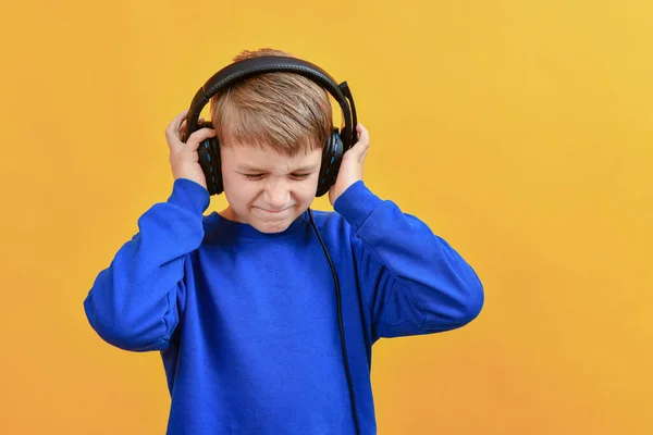Αγόρι Κρατά Ακουστικά Χέρια Του Και Απολαμβάνει Ακούει Μουσική — Φωτογραφία Αρχείου