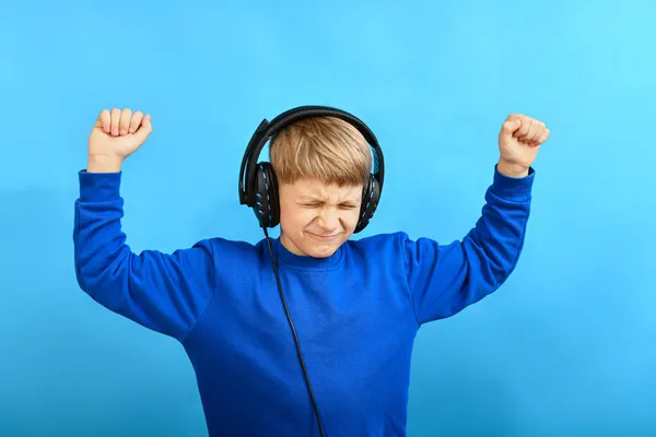 Αγόρι Απολαμβάνει Ακούει Μουσική Μέσω Ακουστικών Και Έκλεισε Μάτια Του — Φωτογραφία Αρχείου