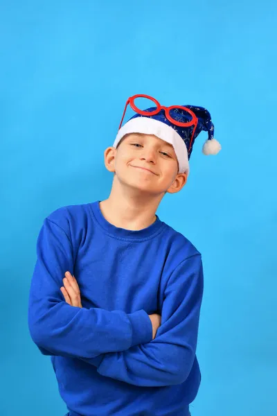 Glad Och Leende Pojke Blå Jultomte Hatt Och Röda Glasögon — Stockfoto