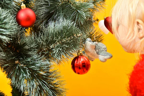 Dívka Zdobí Novoroční Vánoční Stromek Slavnostními Hračkami Pověsí Jej Větev — Stock fotografie