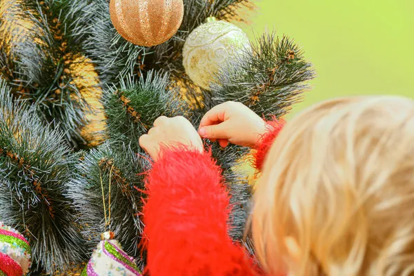 Ένα Μικρό Κορίτσι Διακοσμεί Χριστουγεννιάτικο Δέντρο Της Πρωτοχρονιάς Εορταστικά Παιχνίδια — Φωτογραφία Αρχείου