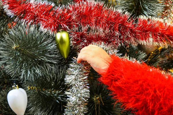 Nieuwjaarsknutsel Douches Serpentines Aan Kerstboom Met Feestelijk Speelgoed — Stockfoto