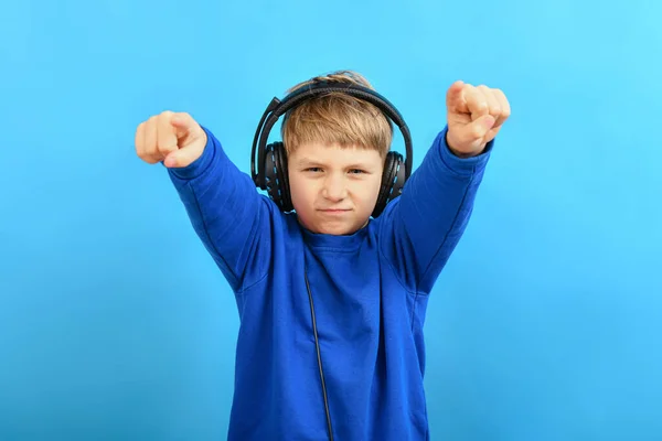 Ένα Αγόρι Ακουστικά Ακούει Μουσική Και Δείχνει Συναισθήματά Του Στους — Φωτογραφία Αρχείου