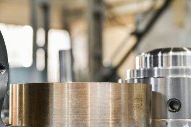 Mühendislik fabrikasının deposunda bronz yuvarlak bir detay.