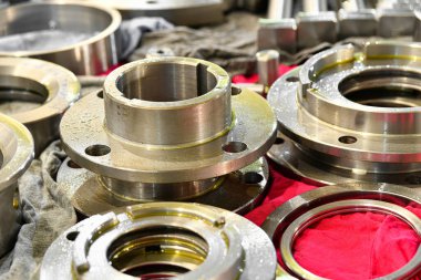 Depoda yağlanmış muhafaza için metal kenarlar.