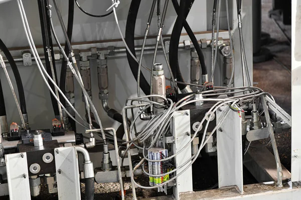 油圧ポンプとオイルステーションの高圧接続パイプ — ストック写真