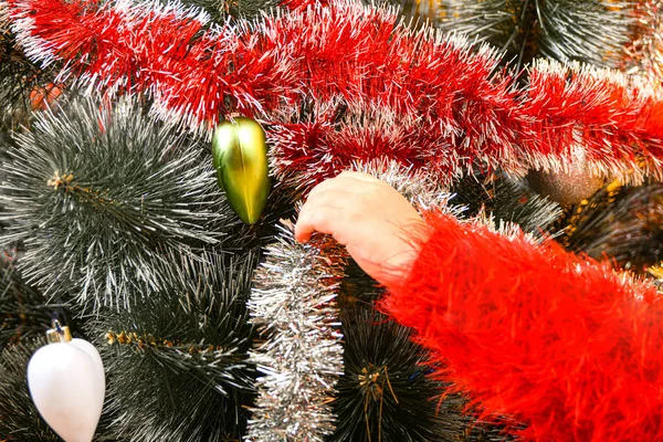 Una Niña Pequeña Suéter Rojo Decora Árbol Con Juguetes Festivos — Foto de Stock