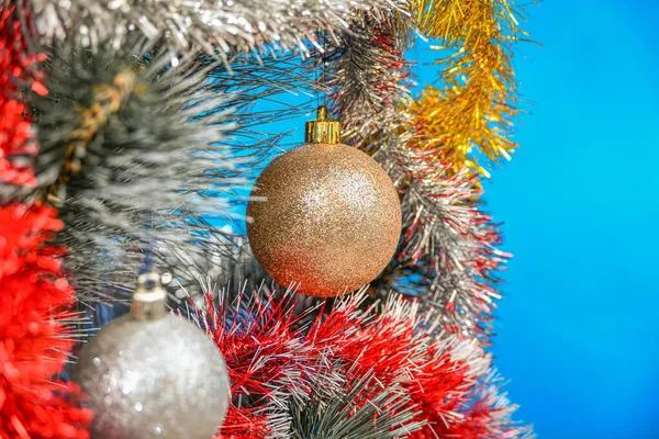 Plastikkugeln Hängen Weihnachtsbaum Und Sorgen Für Festliche Stimmung — Stockfoto