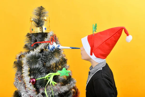 Chlapec Červeném Klobouku Santa Claus Zdobí Vánoční Stromek Slavnostní Dekorace — Stock fotografie
