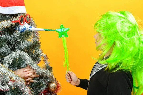 Chlapec Zelené Paruce Stojí Vedle Vánočního Stromku Mužskýma Rukama — Stock fotografie