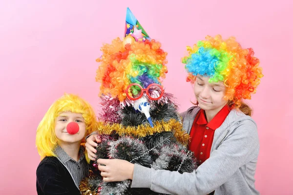 Junge Und Mädchen Clownsperücke Umarmen Lustigen Neujahrsbaum Perücke — Stockfoto