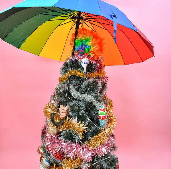 Ein Als Clown Verkleideter Weihnachtsbaum Hält Einen Bunten Regenschirm Der — Stockfoto