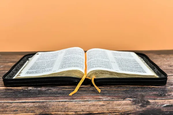Una Bibbia Aperta Con Segnalibro Pronta Lettura Giace Sul Tavolo — Foto Stock