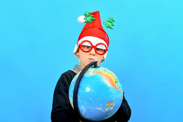 Hloupý Překvapený Chlapec Vánočním Klobouku Legračních Brýlích Dívá Zeměkouli — Stock fotografie