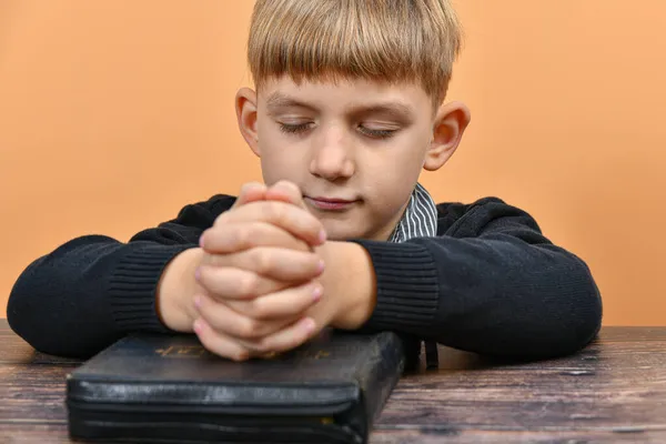 Enfant Prie Genoux Avec Les Mains Sur Bible — Photo