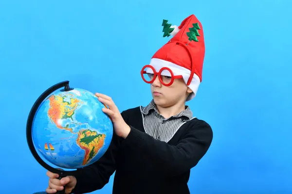 Niño Sombrero Navidad Gafas Divertidas Está Mirando Mundo Ciudad —  Fotos de Stock