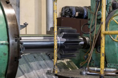 Petrol soğutmalı dişli kesme makinesinde dişli üretimi ve kesimi.