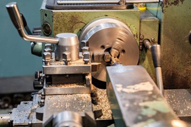 Torna tezgahında bronz altıgen.