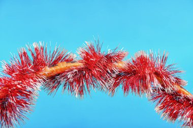 Noel süsleri hediye sepetinin ahşap sapına sarılmış..