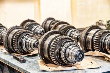 Stoklarda CNC makine araçları için Spindle. Cnc metal kesme makinelerinin tamirhanesi.