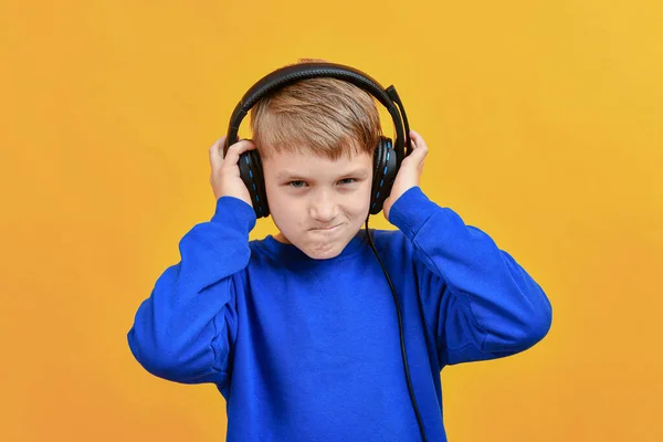 Chłopiec Słuchawkami Raduje Się Muzyki Patrzy Przyszłość — Zdjęcie stockowe
