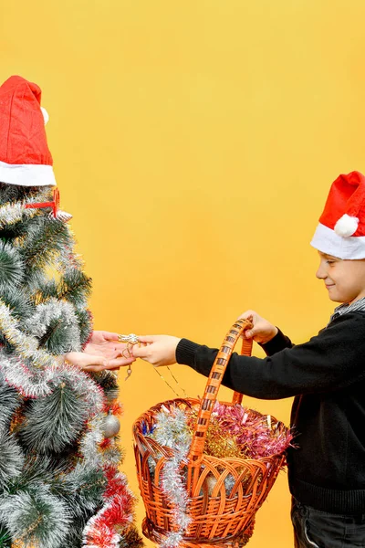 Chlapec Vyndá Vánoční Ozdoby Košíku Lidskýma Rukama Vánočnímu Stromečku Koncept — Stock fotografie
