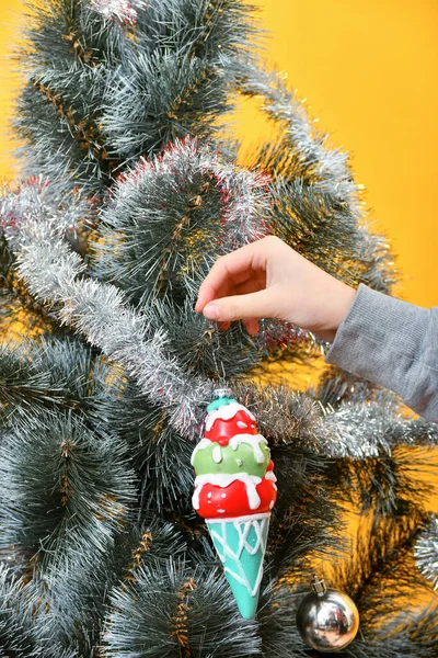 Criança Decora Árvore Ano Novo Com Decoração Natal — Fotografia de Stock