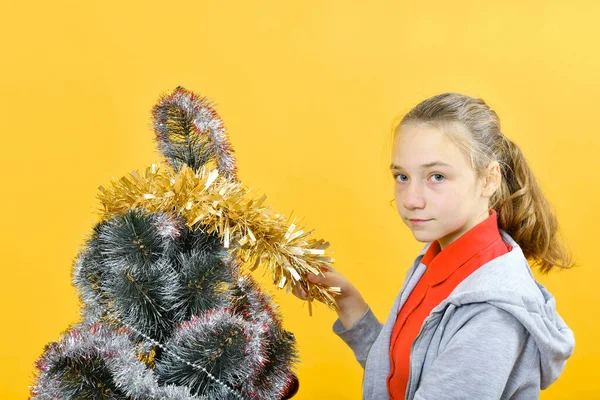 Adolescente Décore Sapin Noël Avec Divers Jouets Fête — Photo