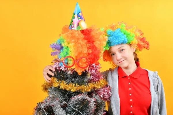 Une Fille Dans Une Perruque Clown Tient Côté Drôle Arbre — Photo