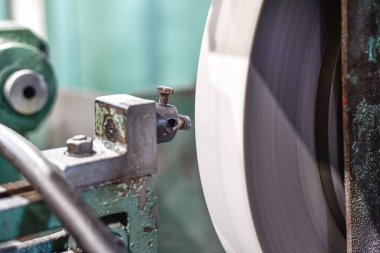 Parçanın yüzeyini öğütürken metal kalıntılarının yapışmasından öğütme çarkının yüzeyini temizliyorum..