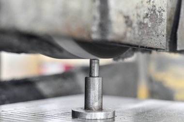 Bir yüzey öğütme makinesinde bigudiyle öğütme çarkının elmas elbisesi..