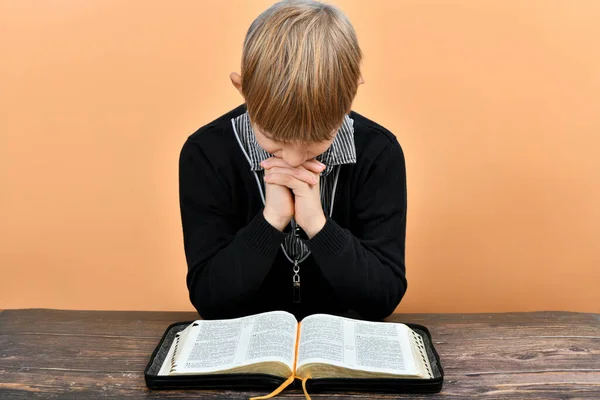 Enfant Plié Les Mains Dans Prière Lit Livre Bible — Photo