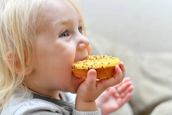 Menina Morde Mastiga Doce Donut Com Cobertura — Fotografia de Stock