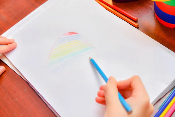 Dziewczyna Rysuje Serce Białym Arkuszu Papieru Maluje Formie Tęczy Kolorowych — Zdjęcie stockowe