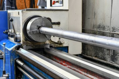 Torna ve iplik döndürmek için bir torna üzerine destek olarak bir şaft monte.