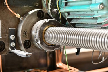 Bir makine aracı üzerinde karşılıklı hareket için Trapezoidal vida.