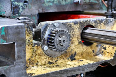 Aktarım teçhizatı ve metal işleme makinesinin saçılmış şaftı tamir altında..