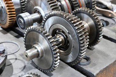 Metal çalışma makinesinin debriyaj diskleriyle parçalanmış vites kutusu. Mekanik ekipman tamir atölyesi.