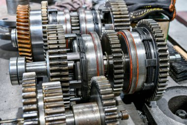 Metal çalışan bir makinenin vites kutusunun dişlileri. Mekanik ekipman tamir atölyesi.