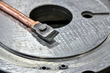 Çilingir kazıyıcısı, metal ürünlerin yüzeysel tedavisi için. Kılavuz makinenin yazımı.