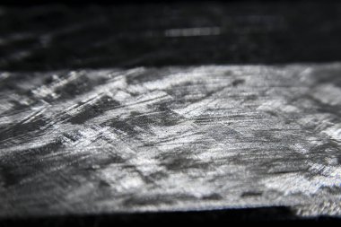 Metal işçiliği yapan bir makinenin kılavuz yatağının kazınmış yüzeyine yakın çekim. Mekanik ekipman tamir atölyesi.