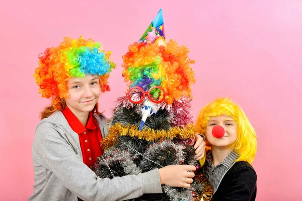 Ein Junge Und Ein Mädchen Mit Clownsperücke Stehen Mit Perücke — Stockfoto