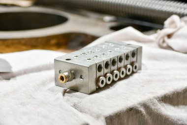 Bir atölyede tamir edilen metal kesme makinesinin yüksek basınçlı yağ dağıtımcısı..