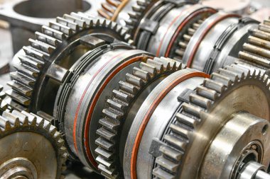 Metal çalışan bir makinenin vites kutusunun dişlileri. Mekanik ekipman tamir atölyesi.