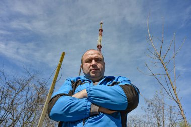 Televizyon kulesinin önünde bir adam. Tele-radyo iletişimini sağlamak için Master 'ın hizmetleri.
