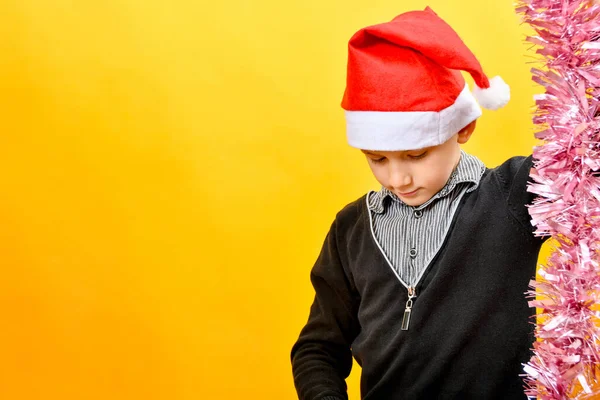 Děti Zdobí Vánoční Stromek Různými Hračkami Dovolenou — Stock fotografie