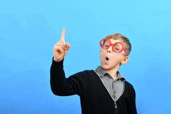 Розумний Хлопчик Червоних Окулярах Викривленням Підняв Свій Індексний Палець Вершину — стокове фото